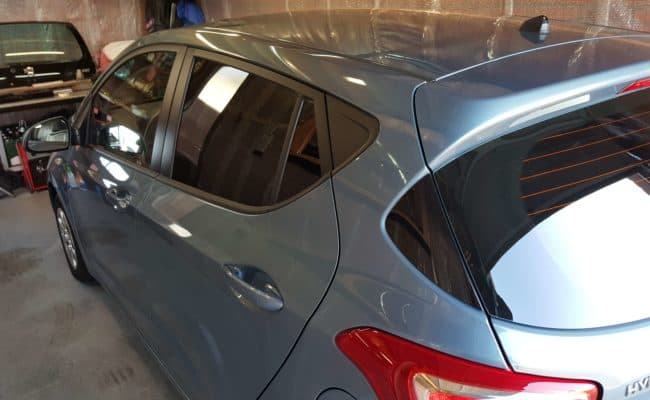 Hyundai in de werkplaats, ramen net getint