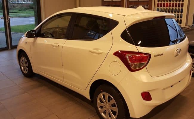 Witte Hyundai i10 met getinte ramen in de showroom