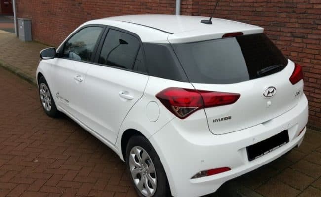 Witte Hyundai i20 met getinte achterruiten en Tint Baron sticker