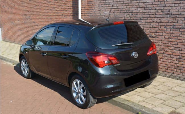 Donkere Opel Corsa met getinte achterruiten
